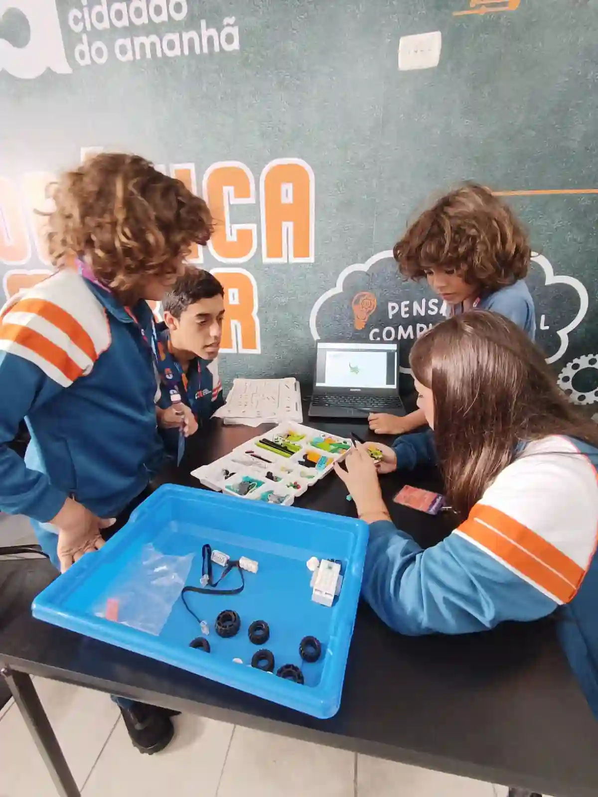 Grupo de alunos programando em equipe
