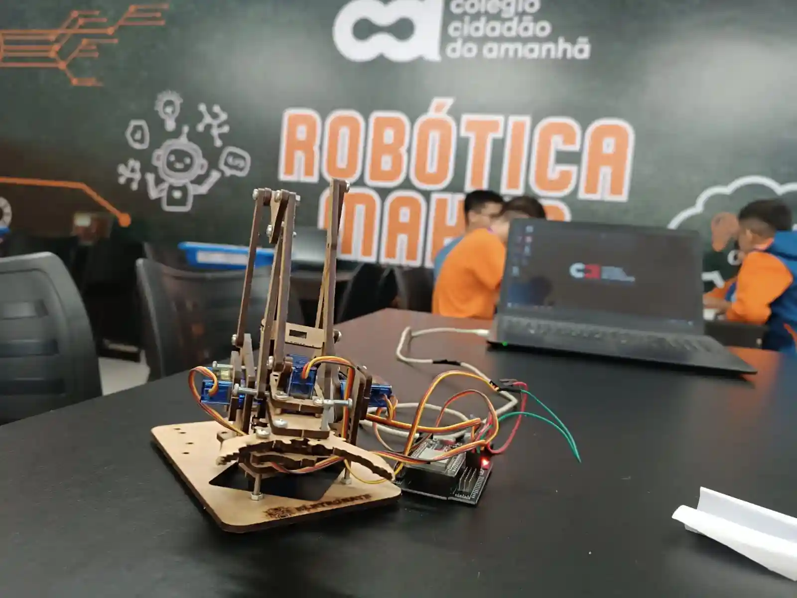 Estrutura robótica multifuncional